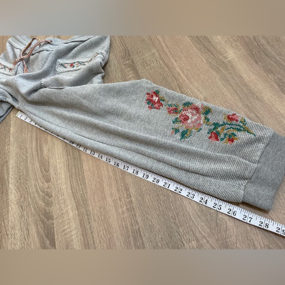 Sundance - Grey Embroidered Floral relaxed fit high rise waffle joggers. Size L - Picture 8 of 8